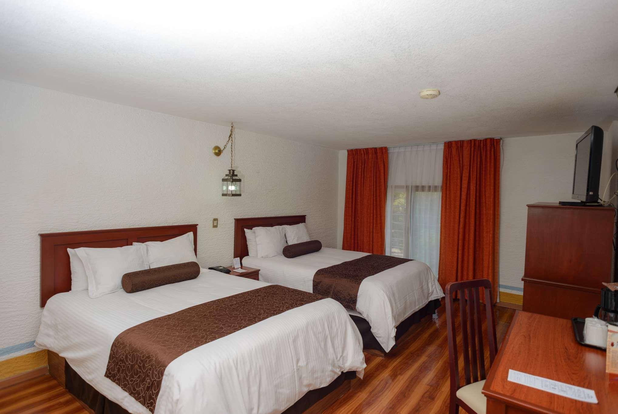 Howard Johnson By Wyndham Morelia Calle Real Экстерьер фото